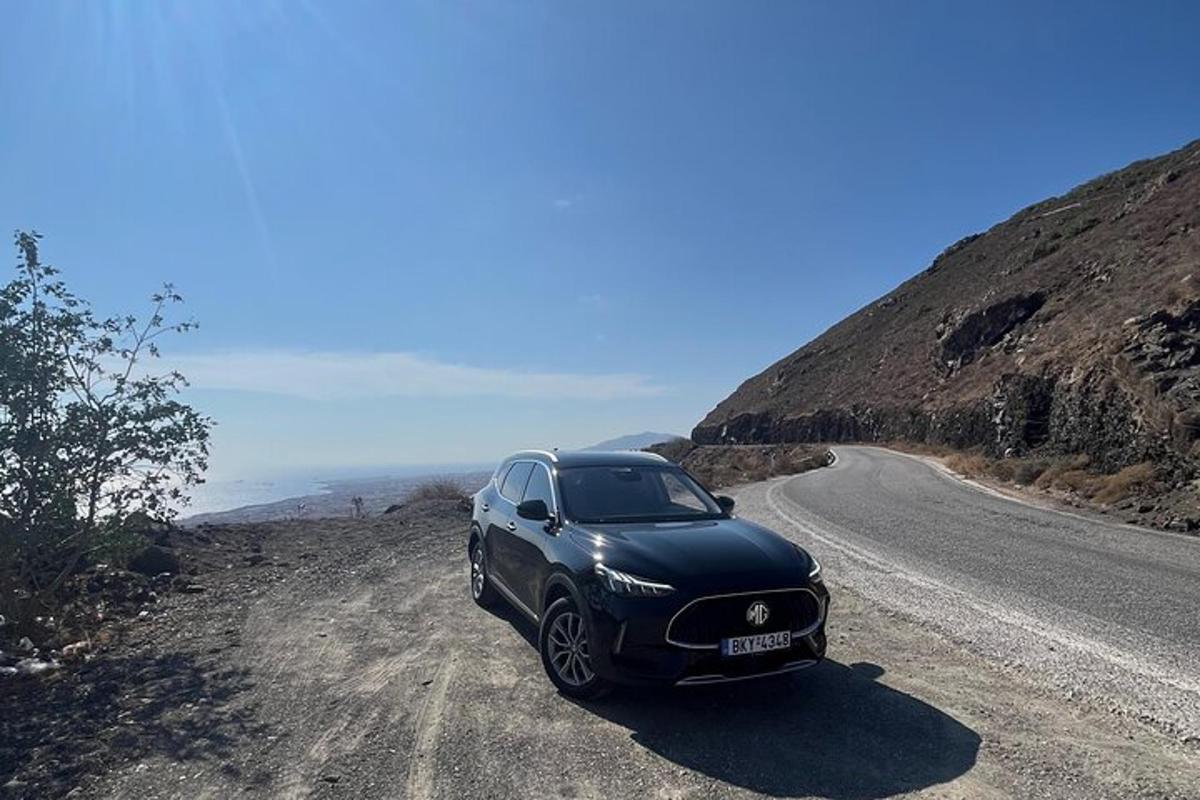černé auto zaparkované na kraji silnice