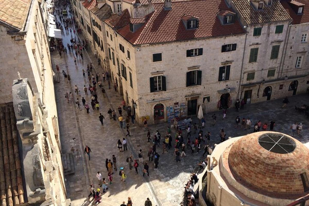 un gruppo di persone che camminano in una strada vicino a un edificio
