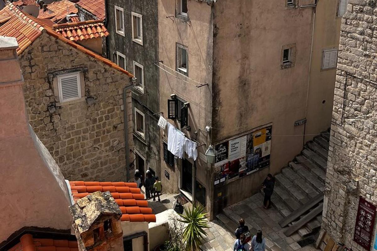una vista dall'alto di un vicolo con persone che camminano tra gli edifici