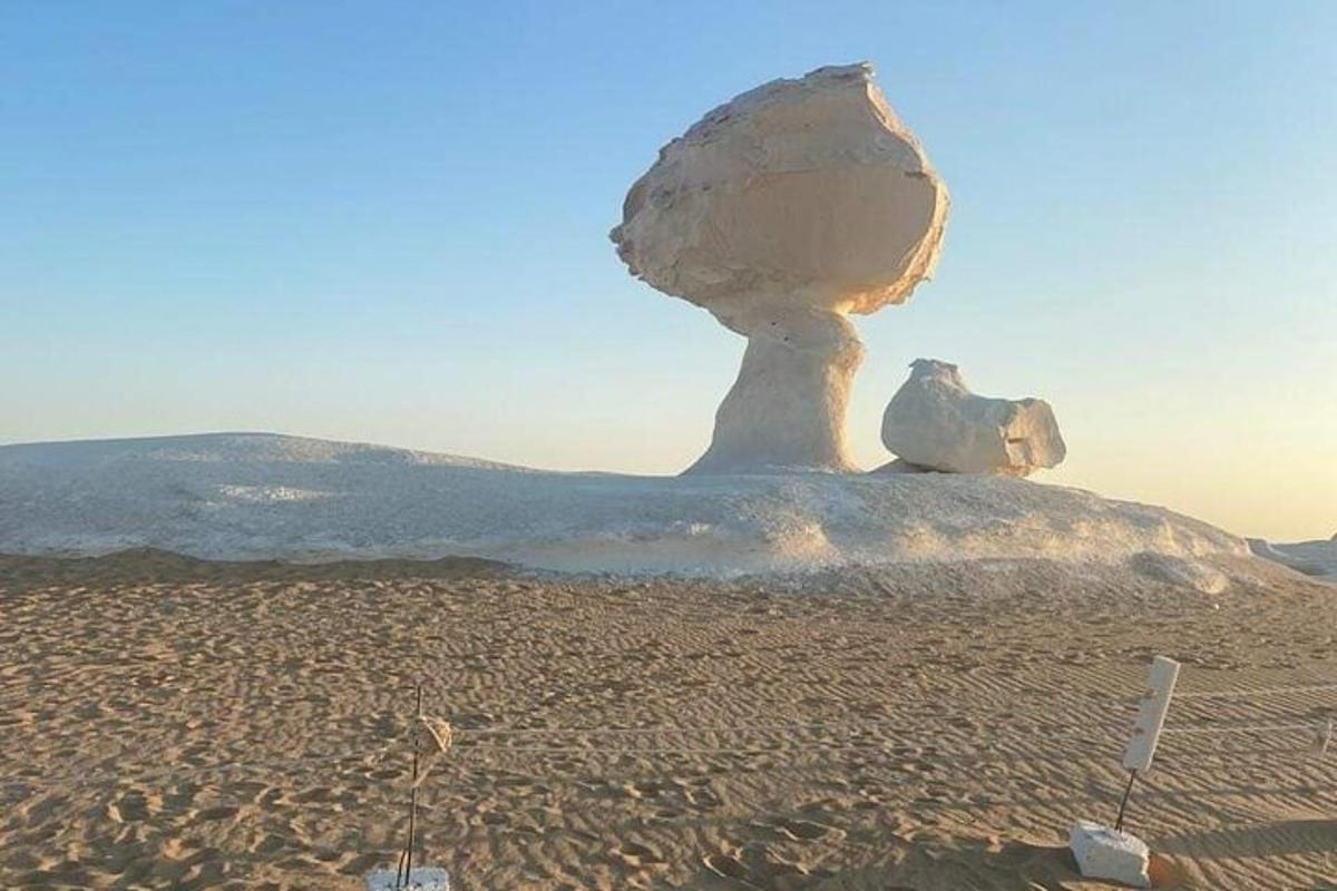 en stor stein som ligger på toppen av en strand
