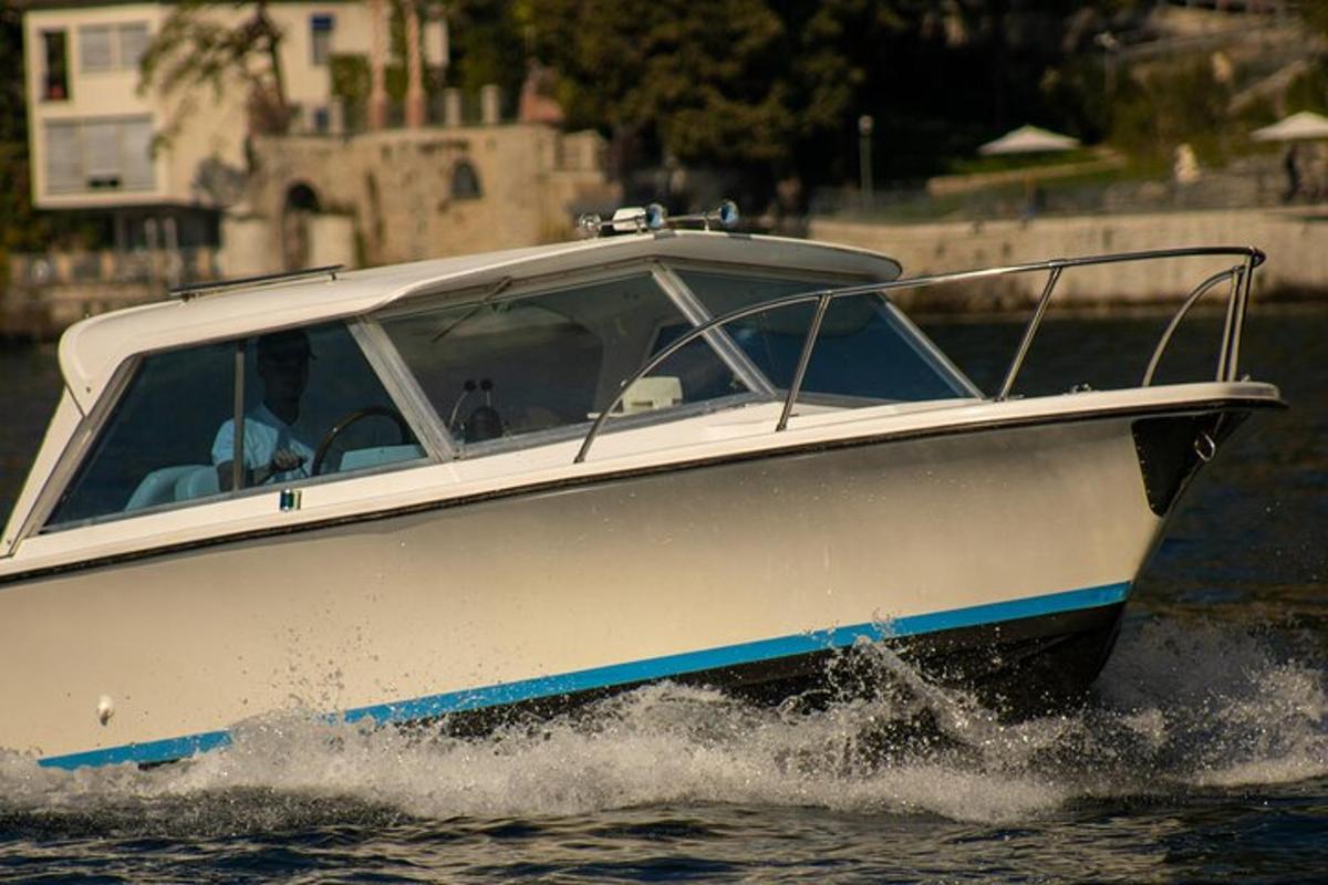 un barco blanco en el agua en el agua