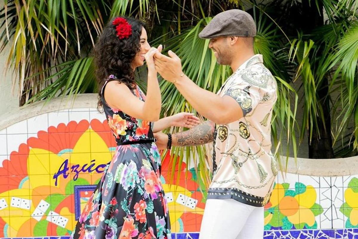 رجل وامرأة يقفان بجانب بعضهما البعض