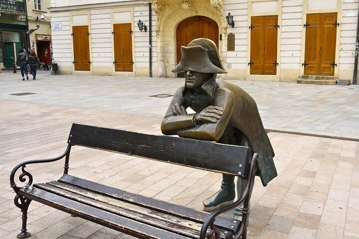 una statua di una donna seduta su una panchina