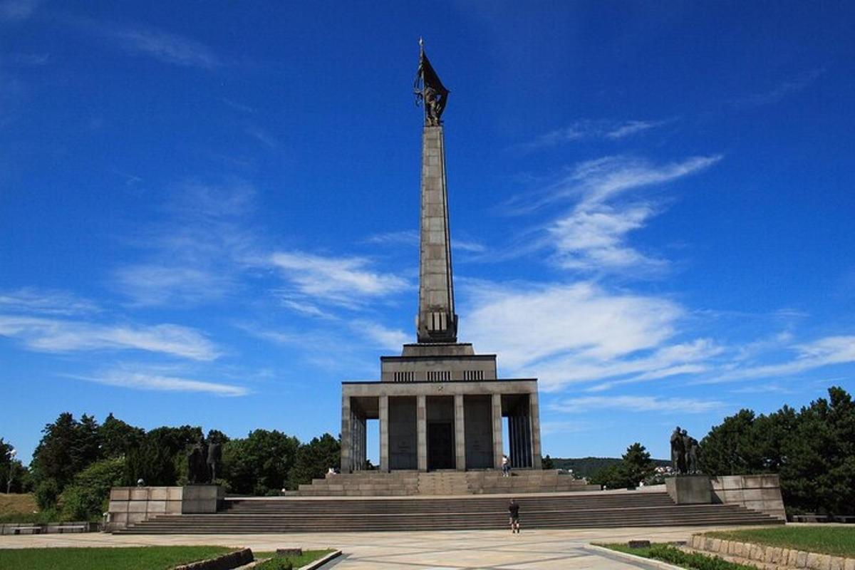 un grande monumento con una statua in cima