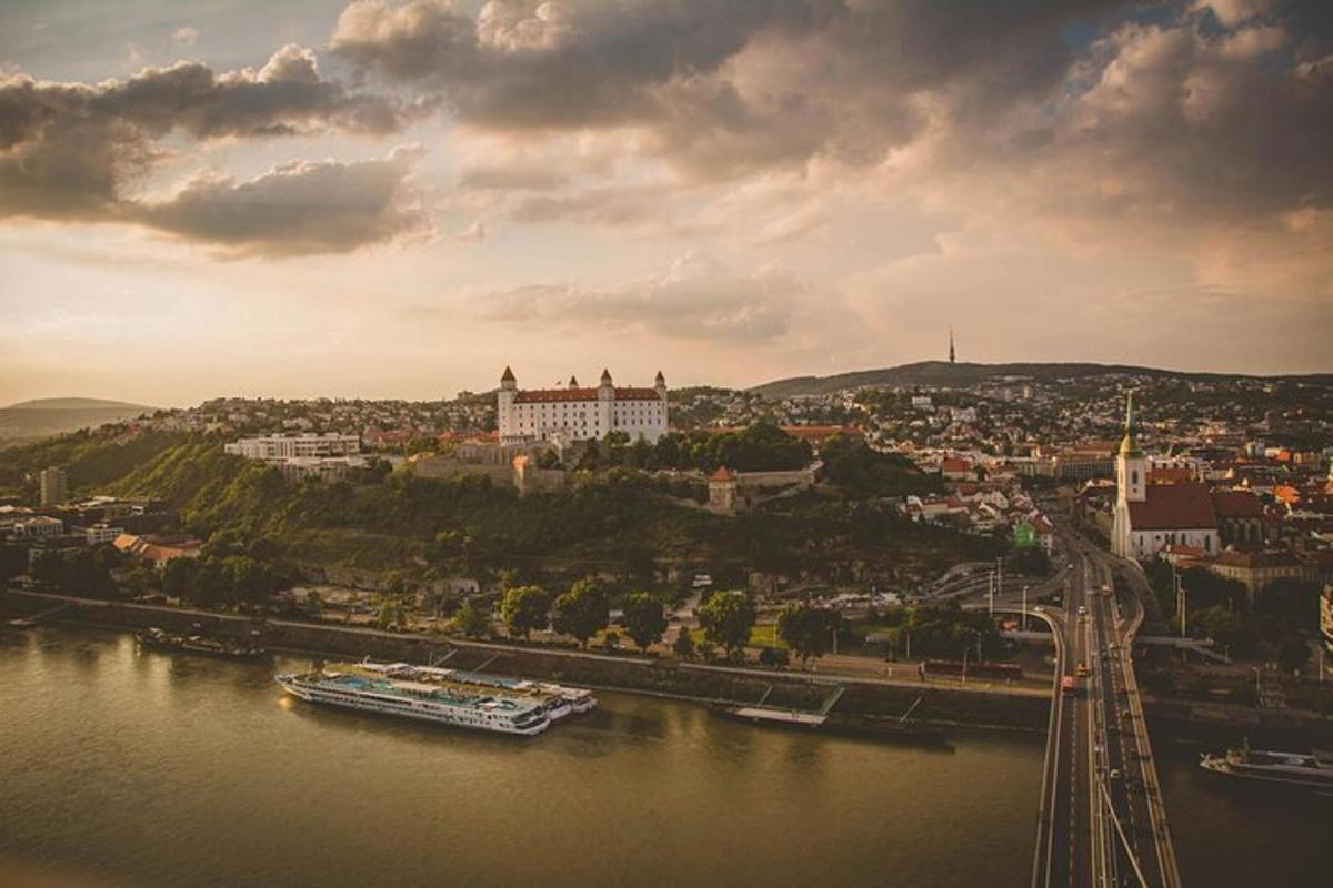 kruiisilaev linna kõrval jões