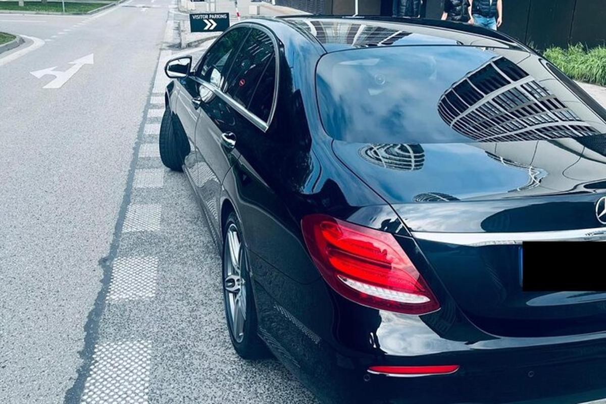 sebuah kereta hitam berhenti di tepi jalan