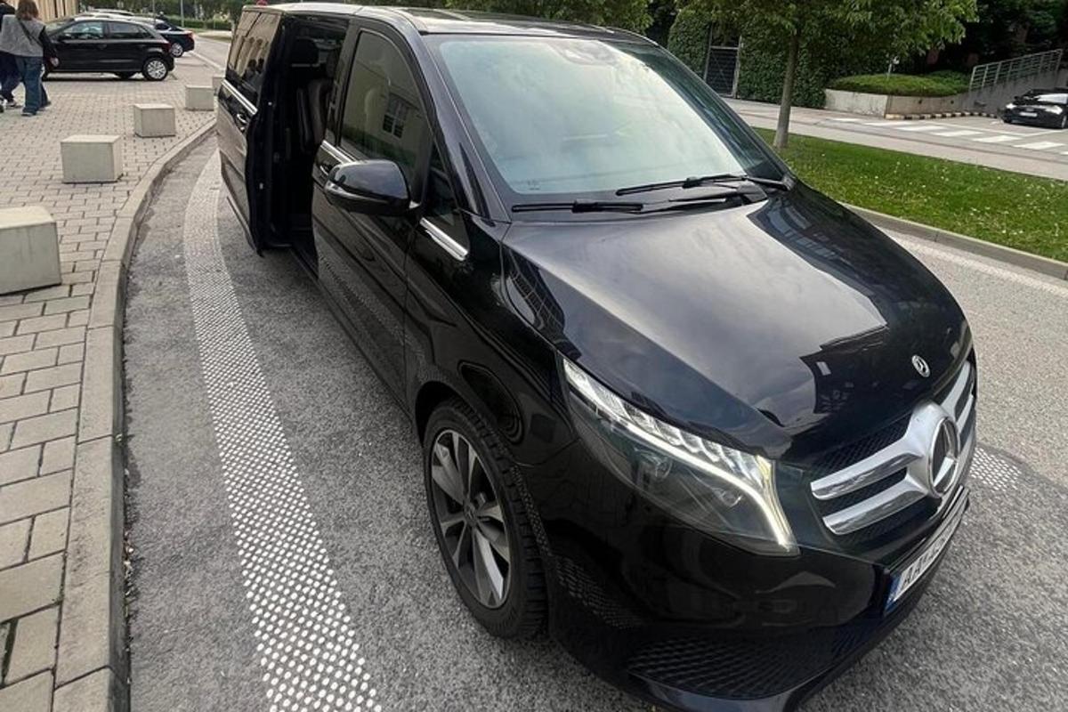 sebuah kereta hitam berhenti di tepi jalan