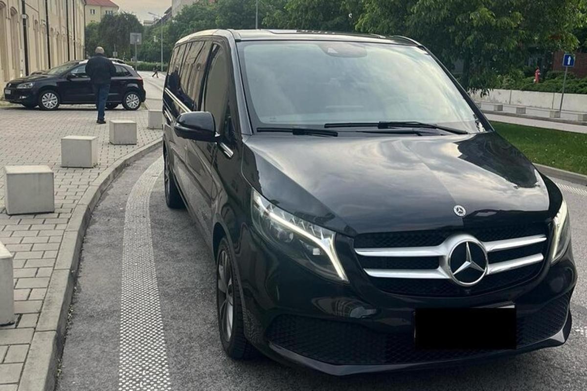 ein Mercedes-Benz-Transporter auf einem Parkplatz geparkt