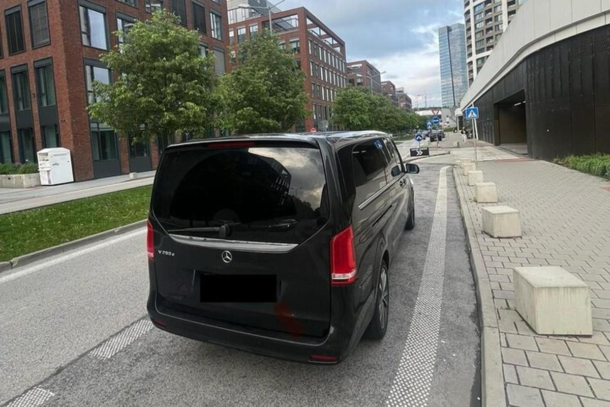 sebuah kereta hitam berhenti di tepi jalan
