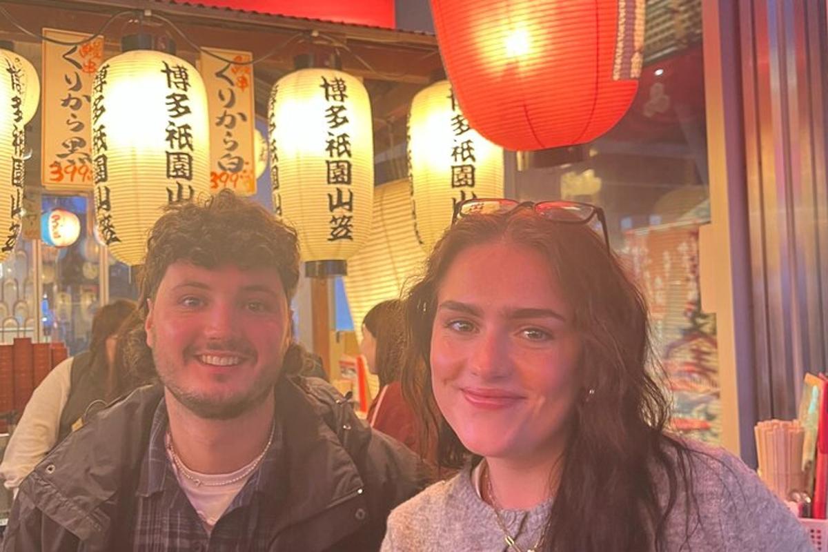 un uomo e una donna posano per una foto