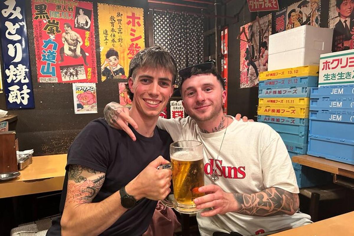 due uomini tengono in mano un bicchiere di birra