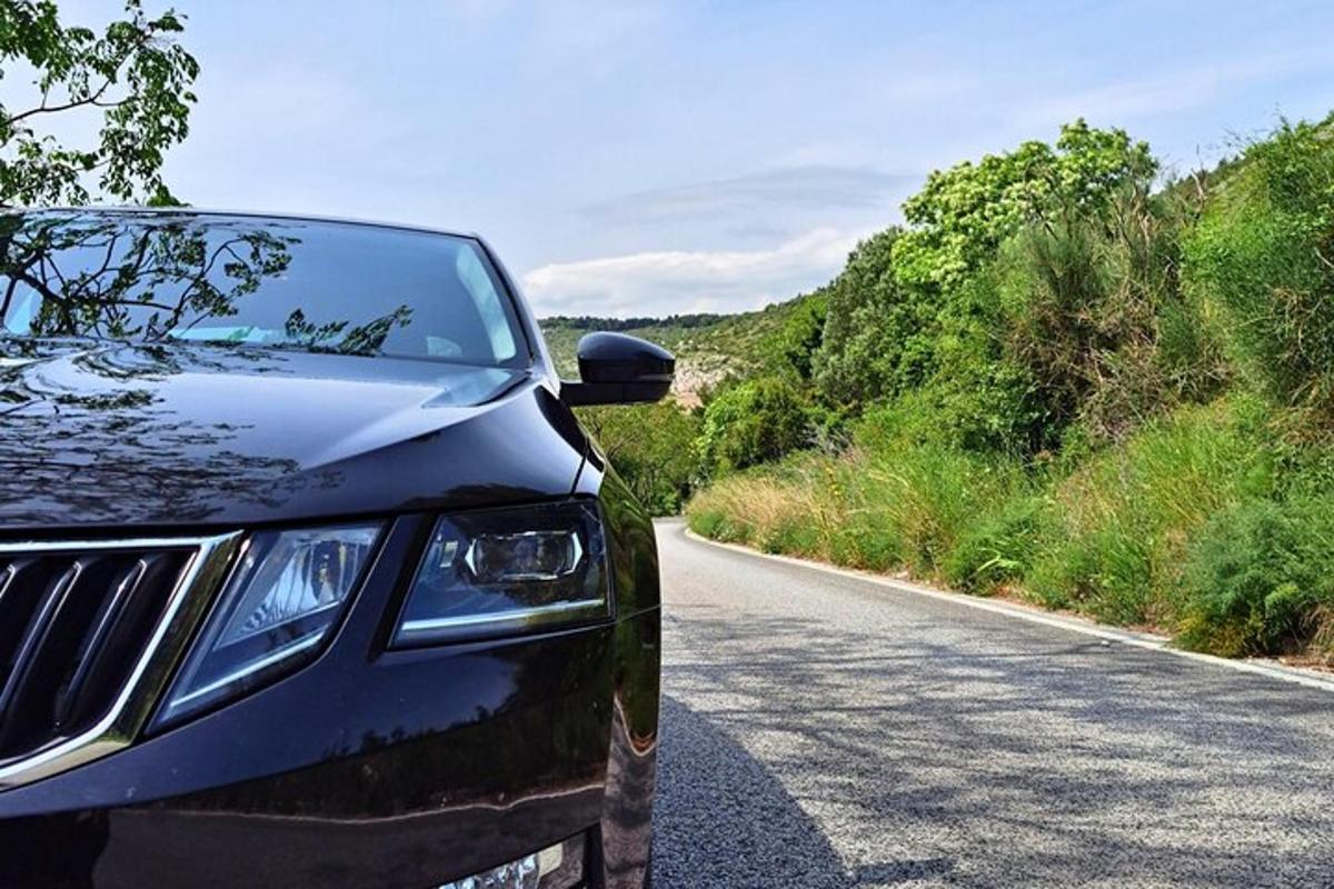 černé auto je zaparkované na silnici