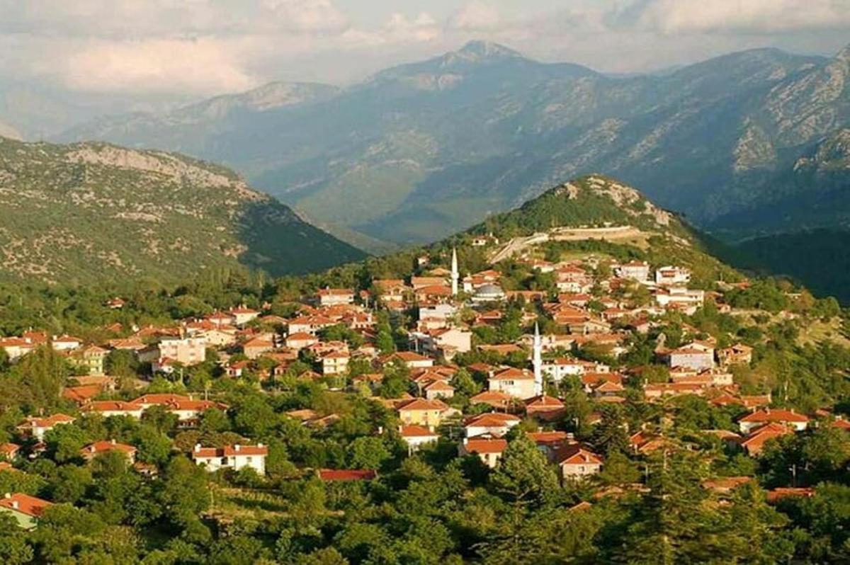 mesto na hribu z gorami v ozadju