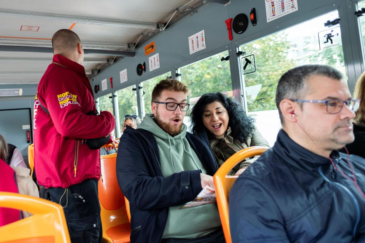 skupina lidí sedících v autobuse