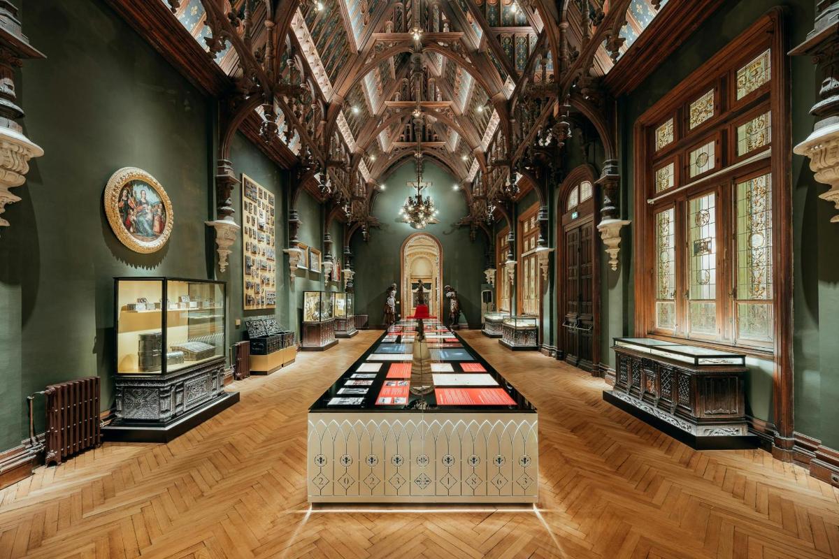 muzeum s velkou místností a vitrínou