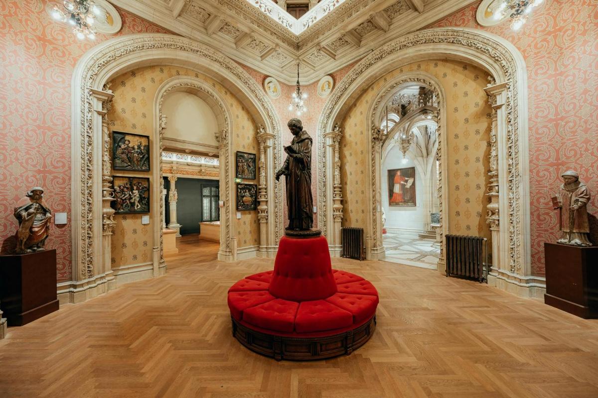 muzeum se sochou uprostřed místnosti