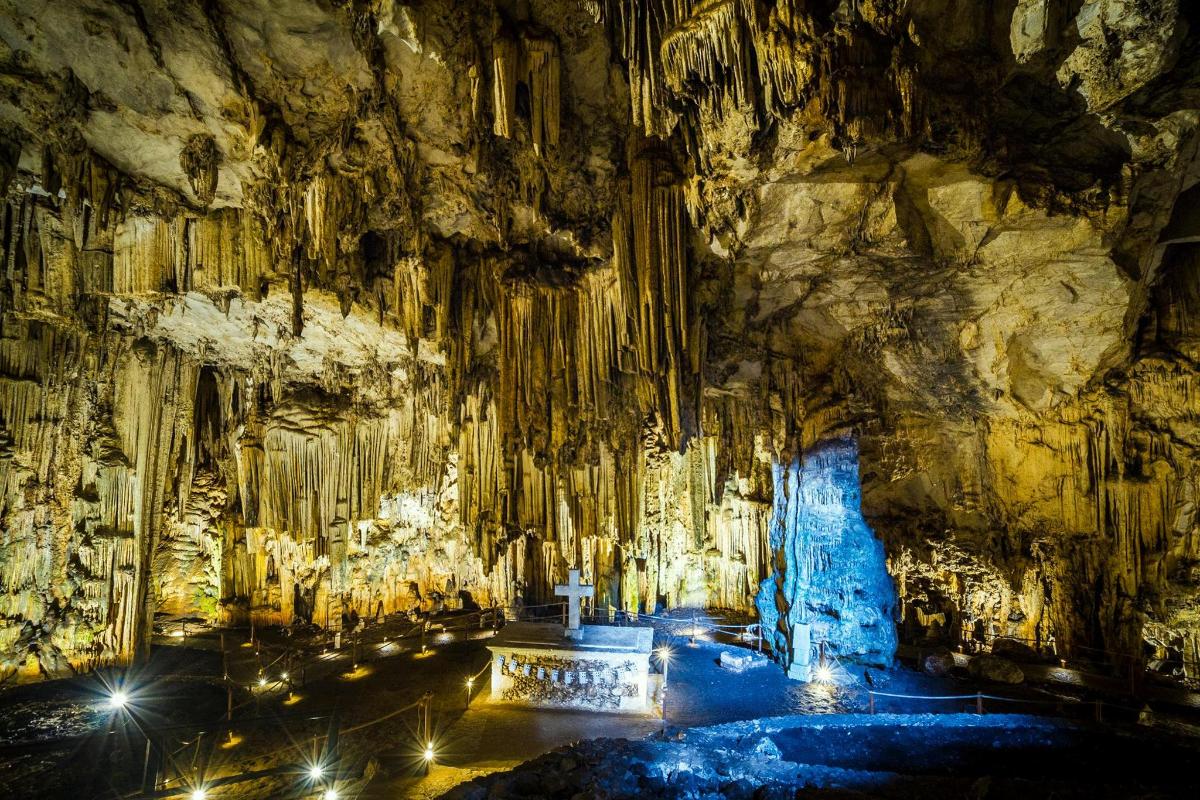 một căn phòng trong hang động có đèn
