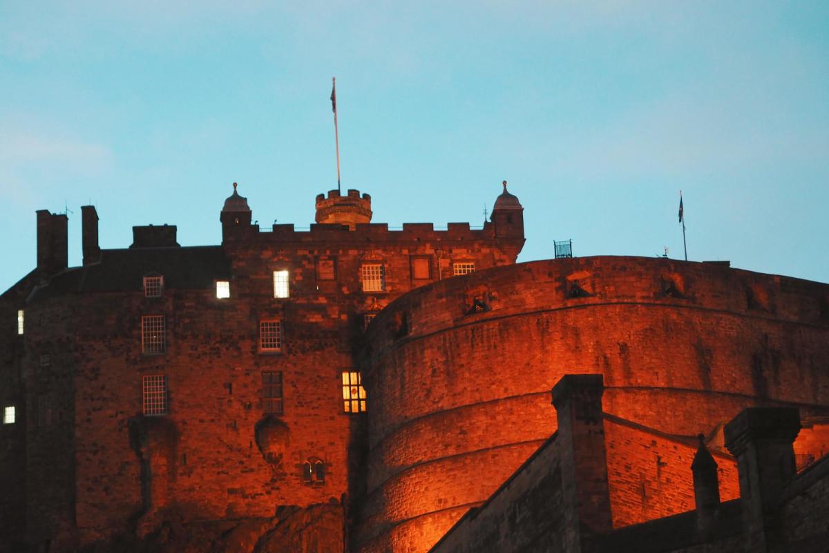 Un antiguo castillo se ilumina al anochecer