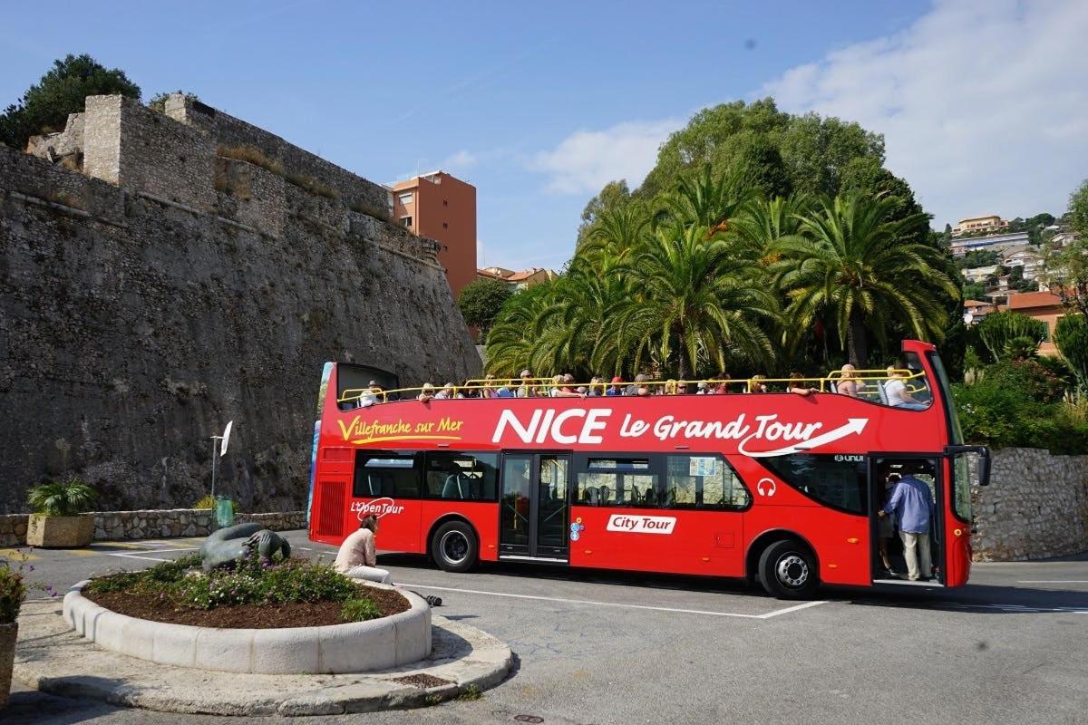 lossi kõrvale pargitud punane kahekordne buss