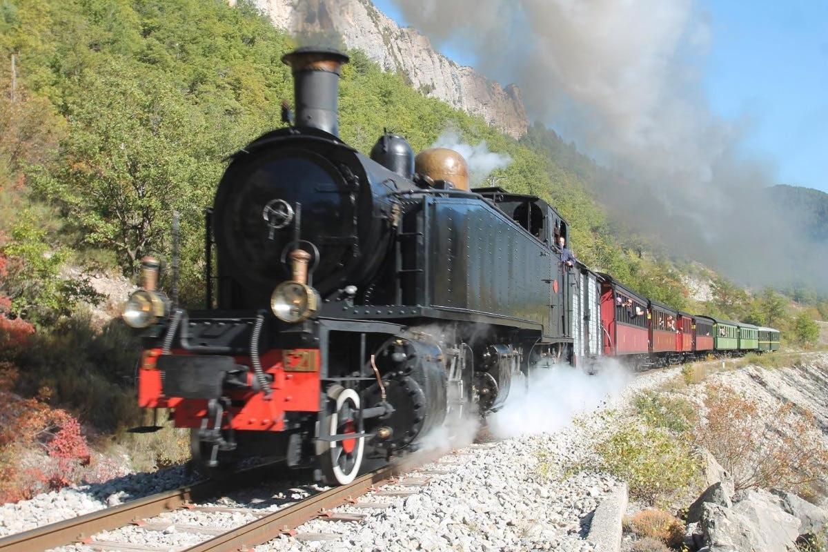 Un tren con motor de vapor viajando por las vías