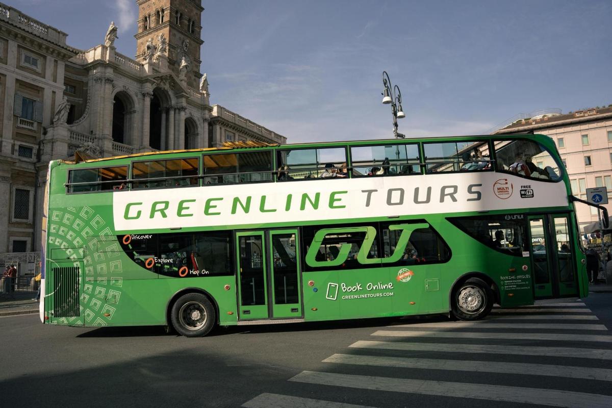 roheline kahekordne buss linnatänaval