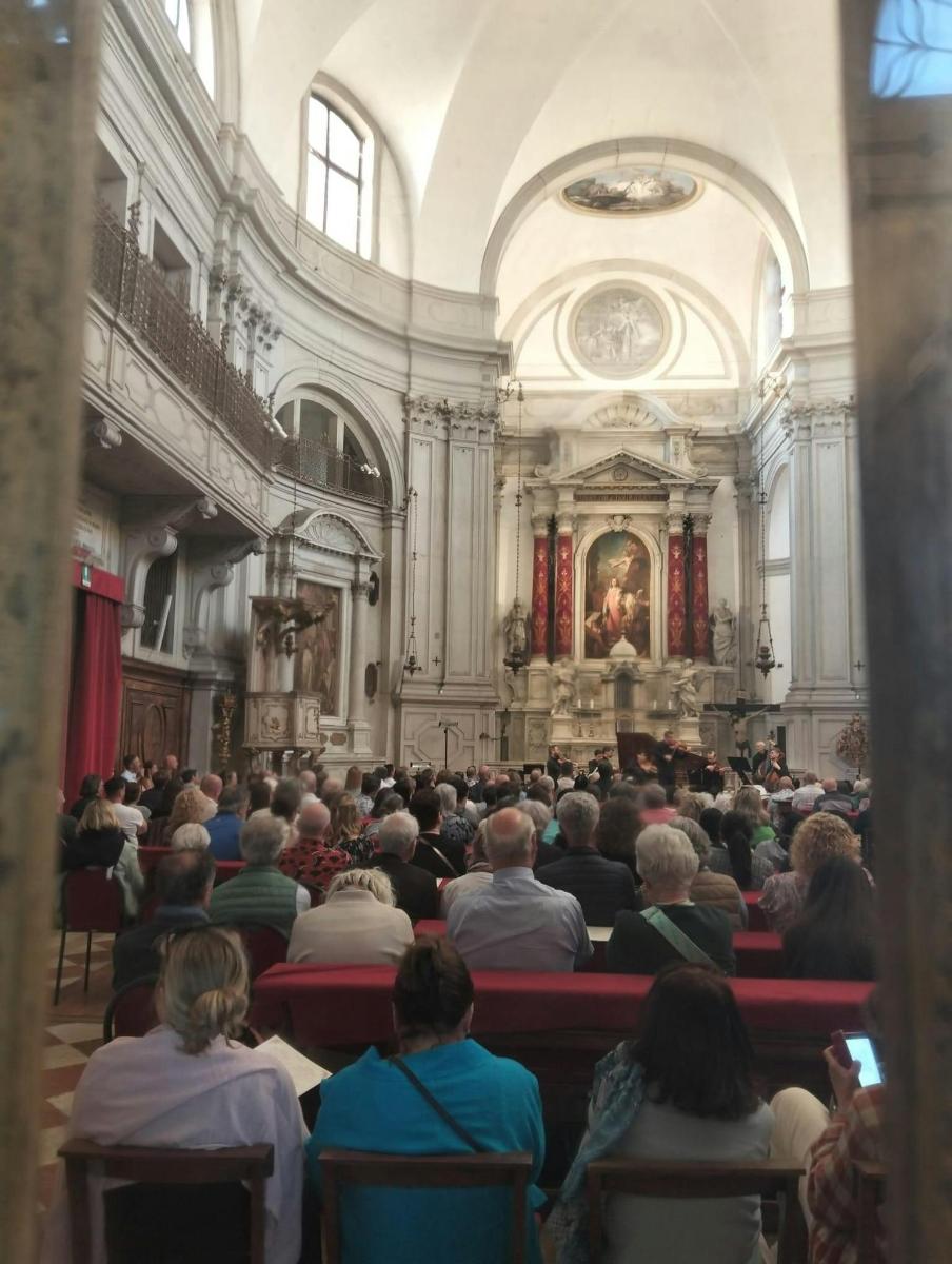 velký dav lidí sedících ve velké místnosti