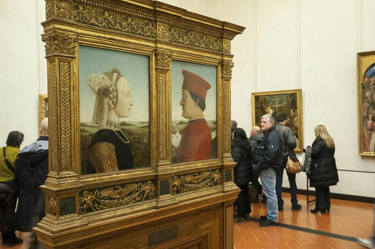 Un grupo de personas mirando arte en un museo.