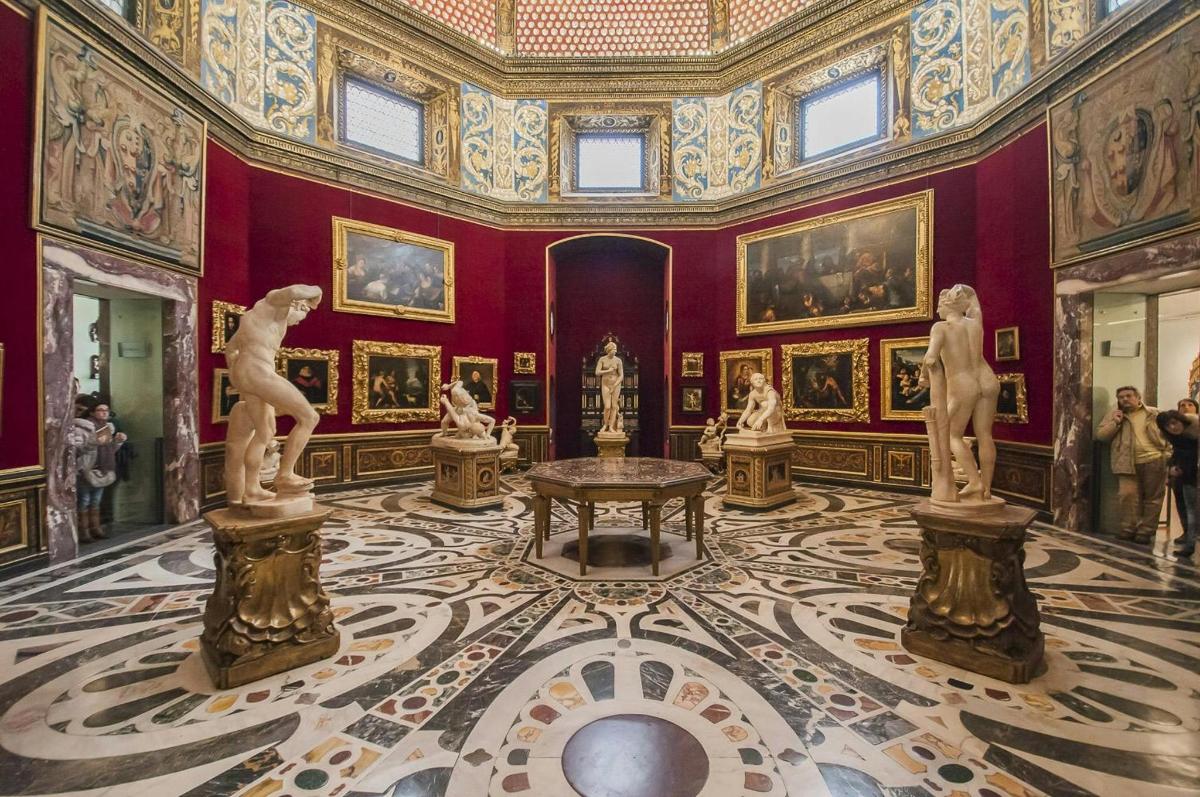Una habitación con estatuas y una mesa en un museo.