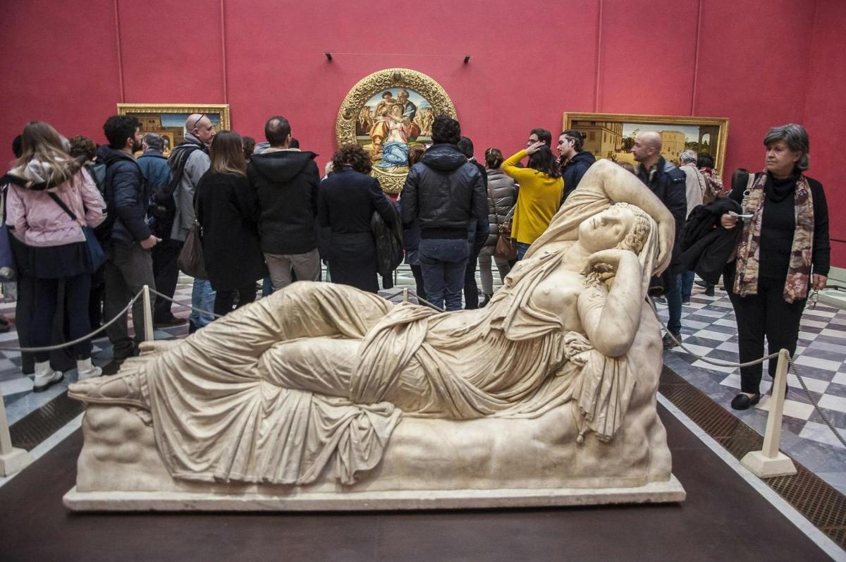 Una estatua de una mujer acostada en un museo.