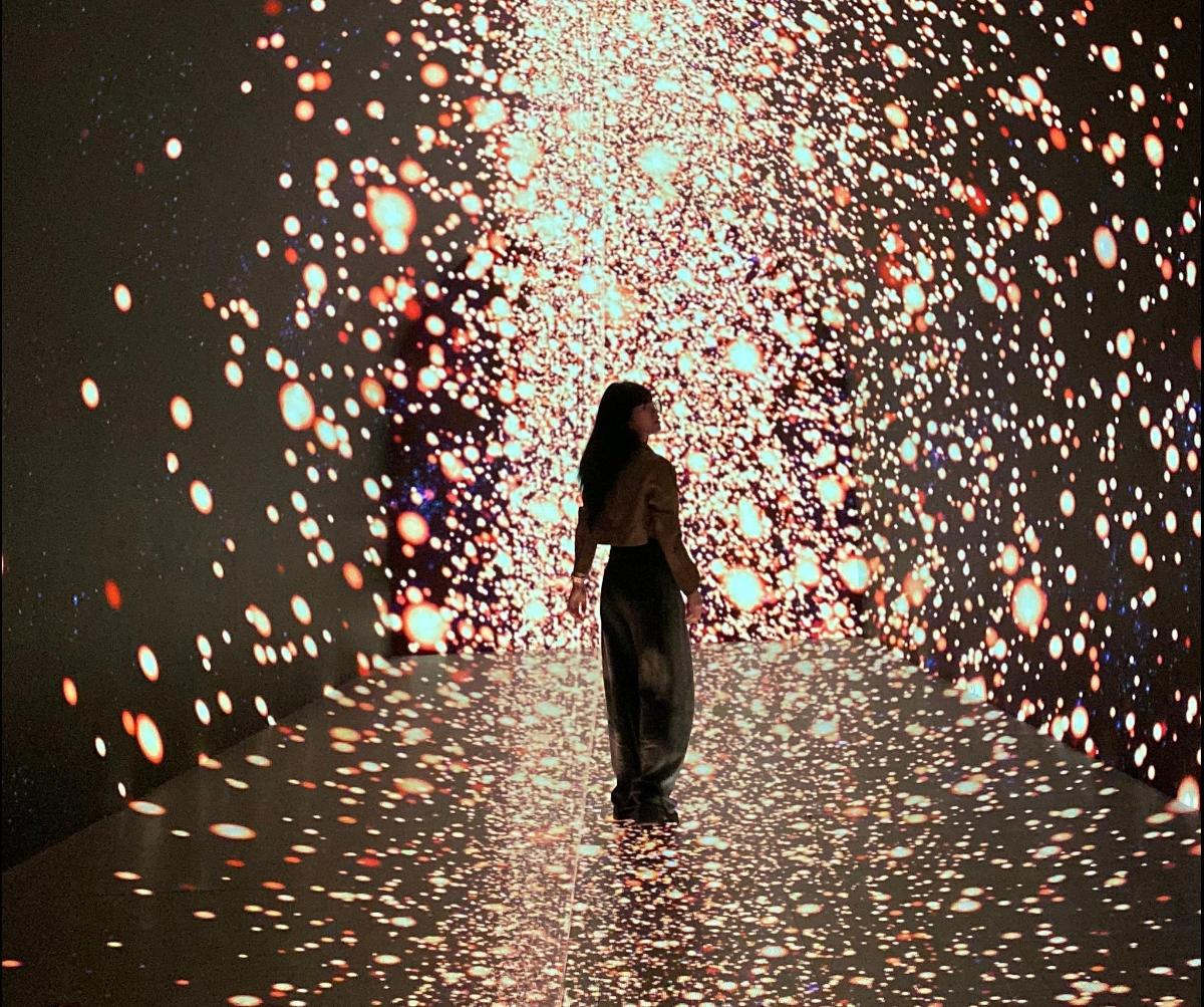 una donna in piedi in un tunnel di luci