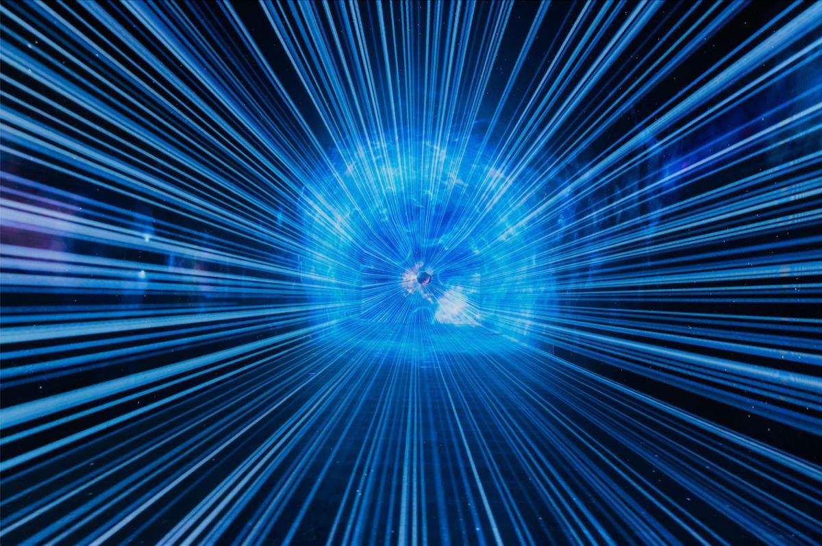 un primo piano dello schermo di un computer con laser blu