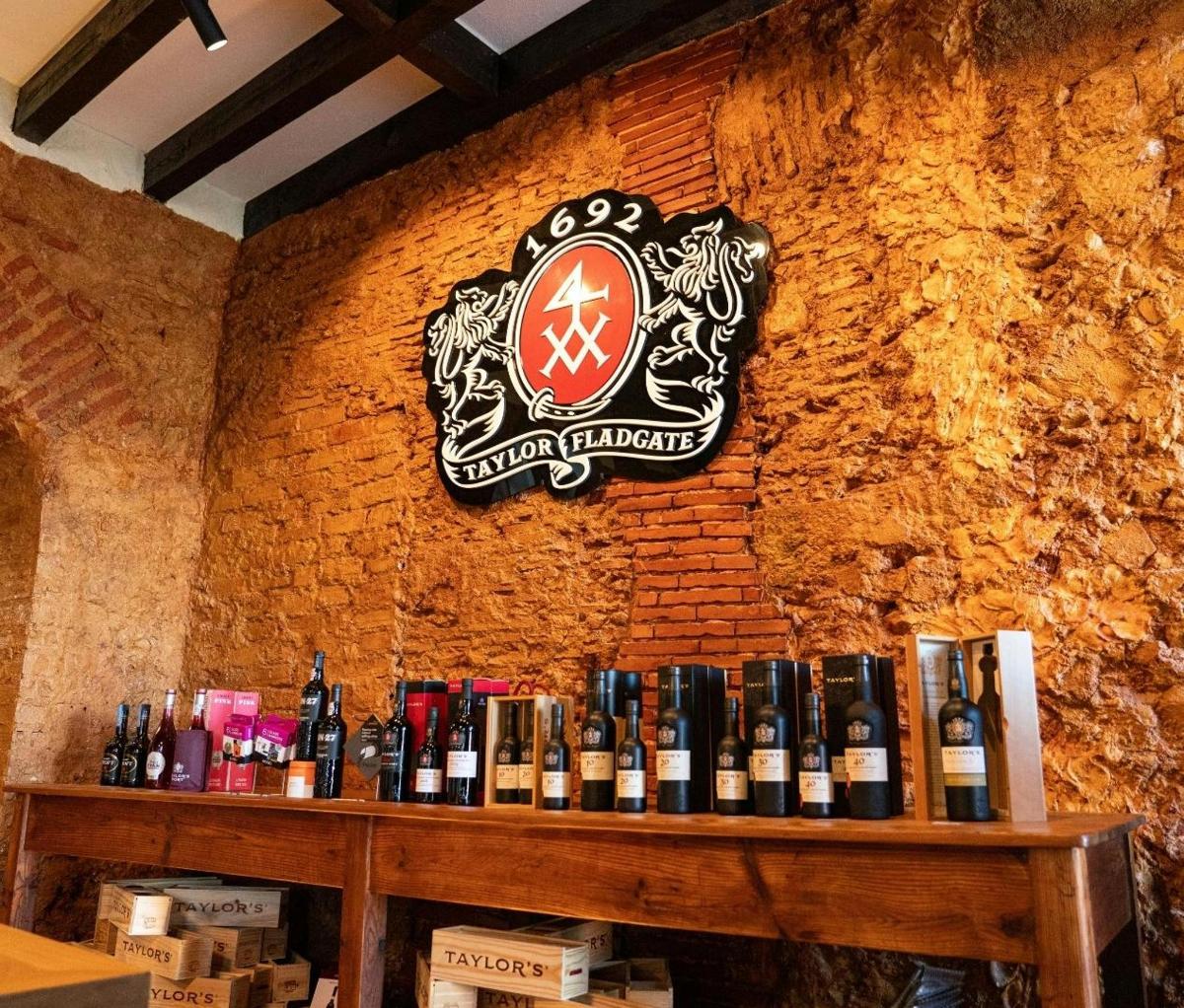 un muro con un mucchio di bottiglie di vino