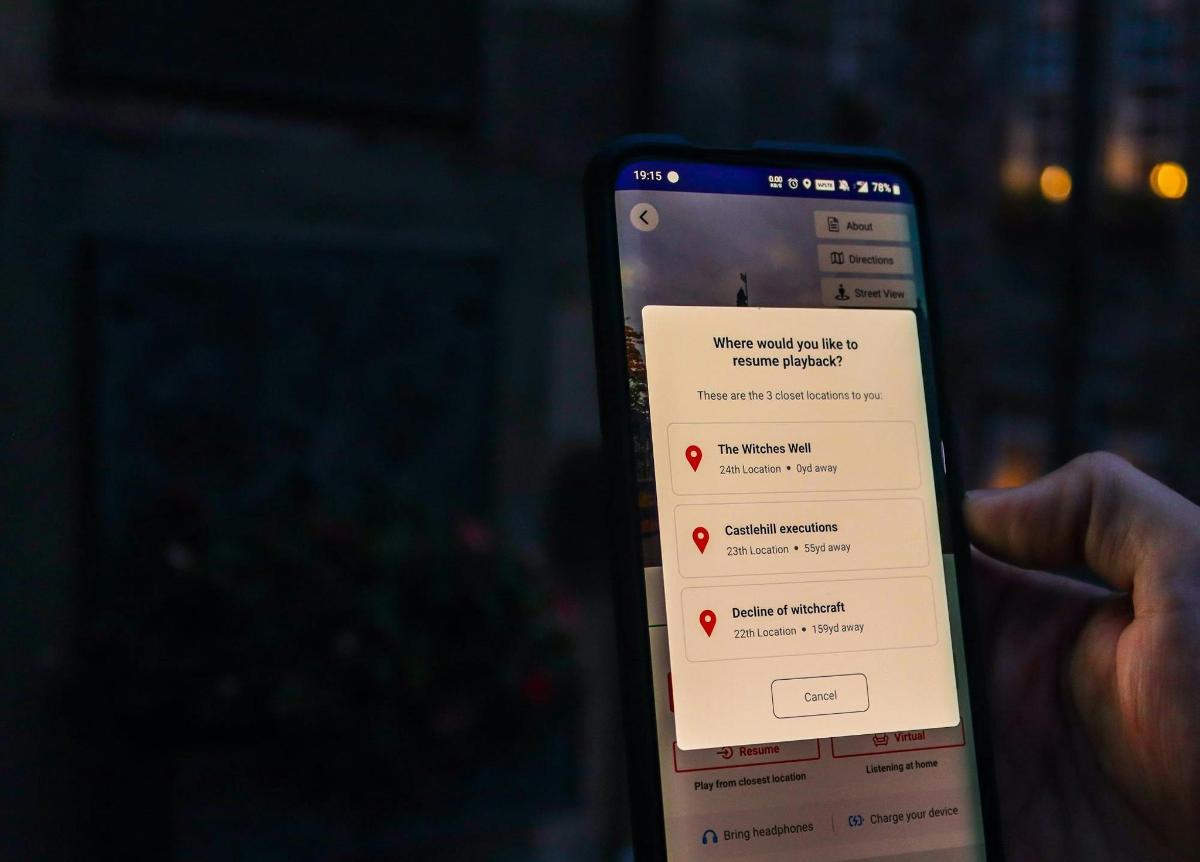 tangan memegang telefon bimbit dengan menu