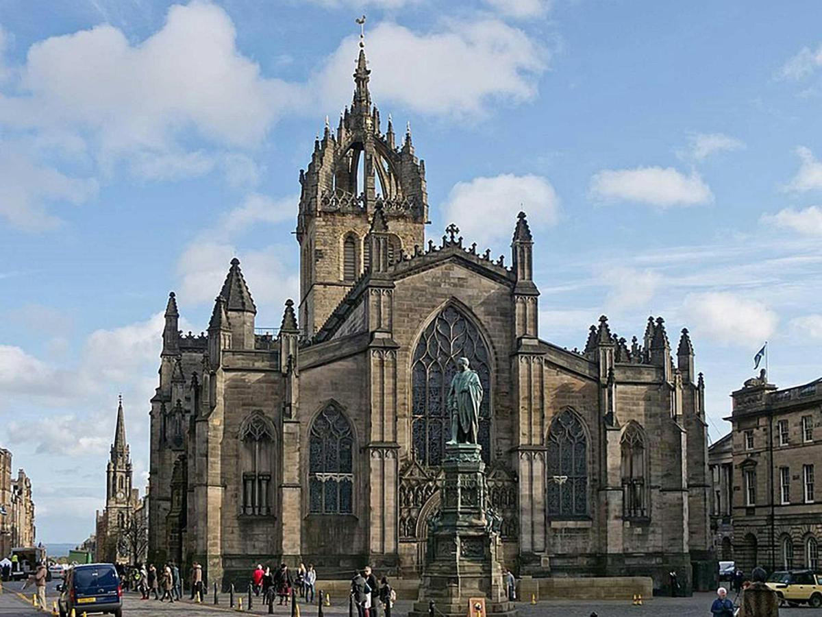 uma grande catedral com uma estátua na frente dela