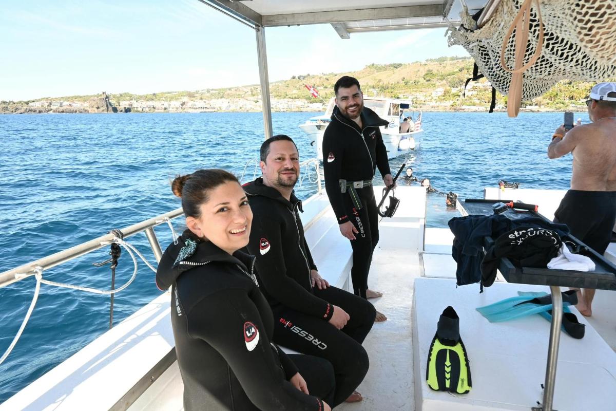 un grupo de personas en un barco en el agua