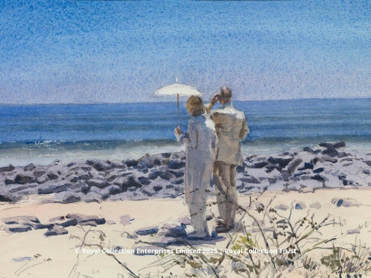 Un cuadro de una pareja parada en la playa con una sombrilla.
