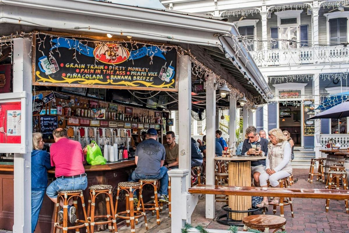 un groupe de personnes assises à un bar