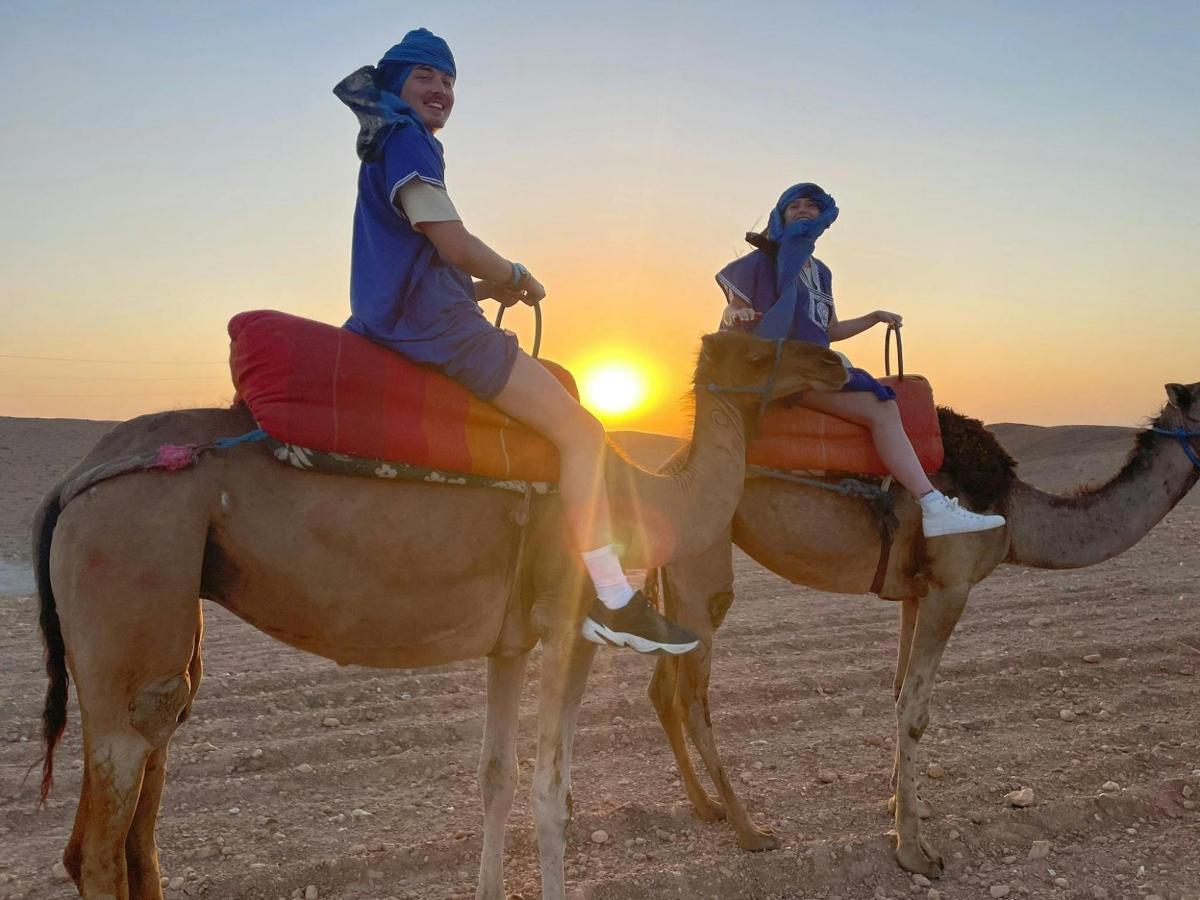 zwei Frauen reiten auf dem Rücken von Kamelen in der Wüste