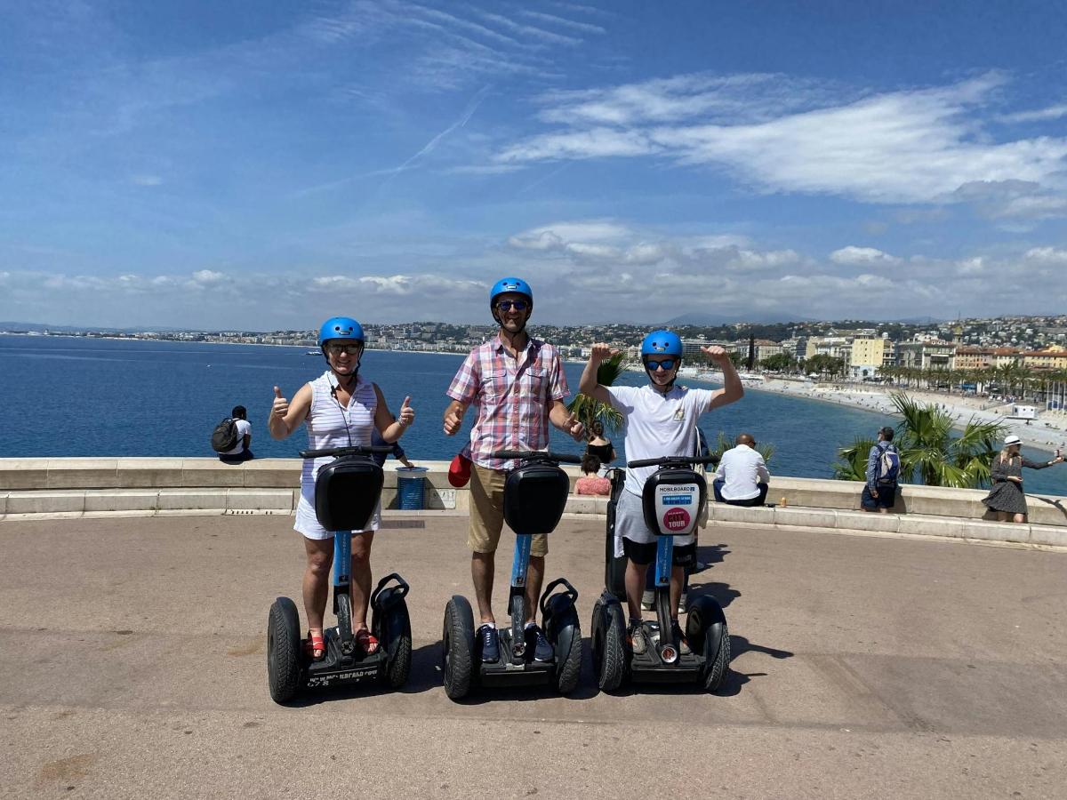 Þriggja manna hópur sem hjólar á Segway-hjólum