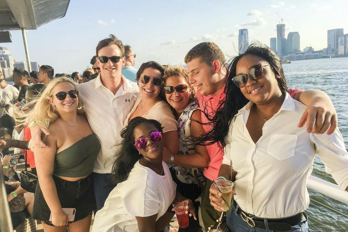 Un grupo de personas posando para una foto en un barco.