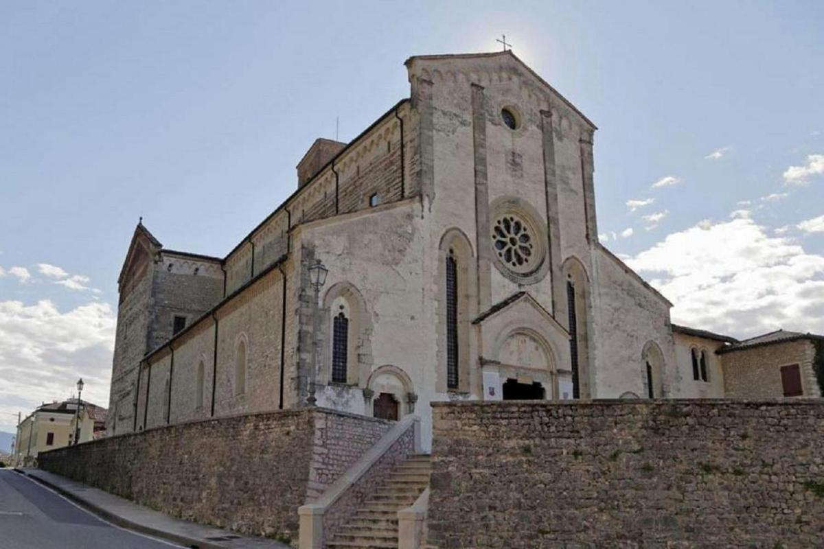 Una iglesia antigua con un reloj en el costado.
