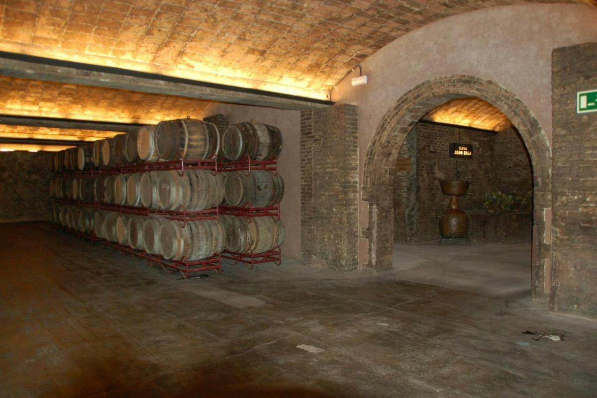 Una habitación con un montón de barriles dentro