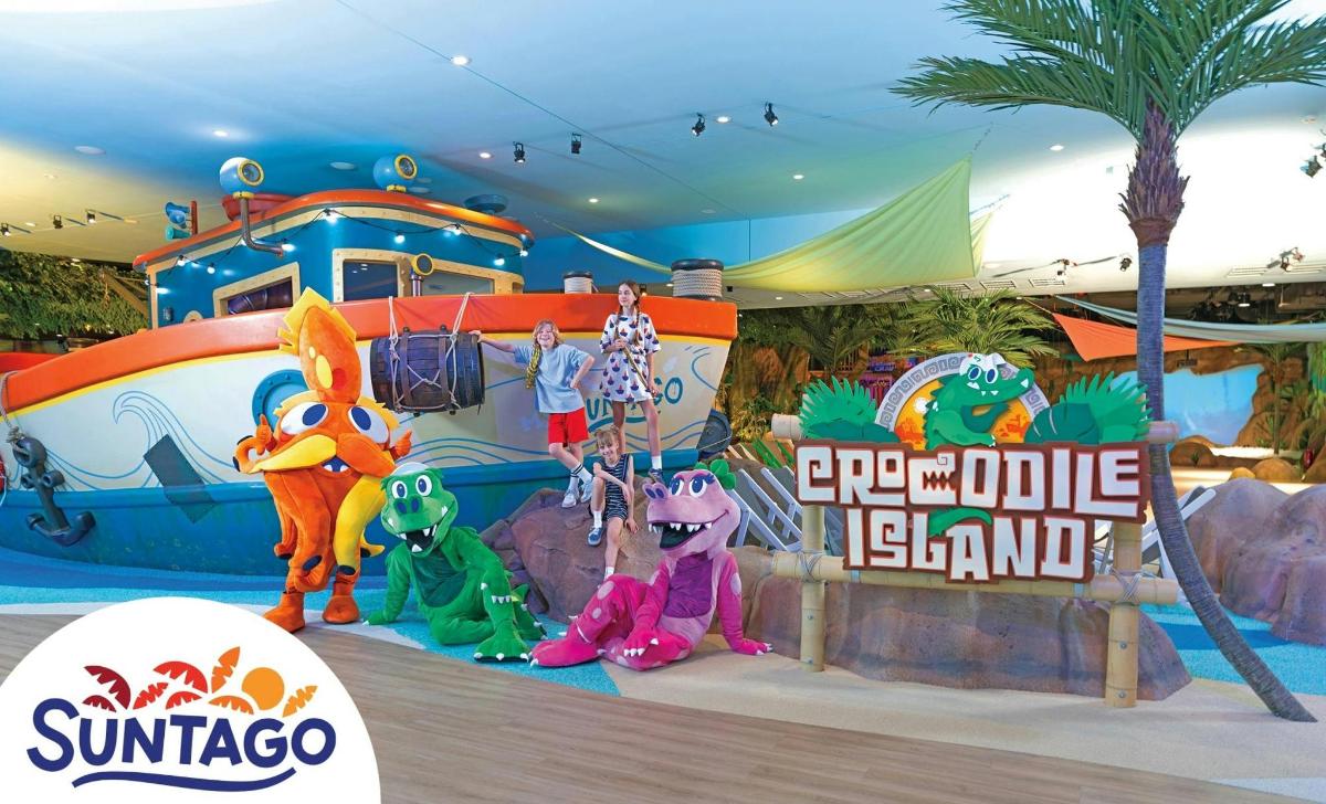 un parque acuático con animales y un tobogán de agua