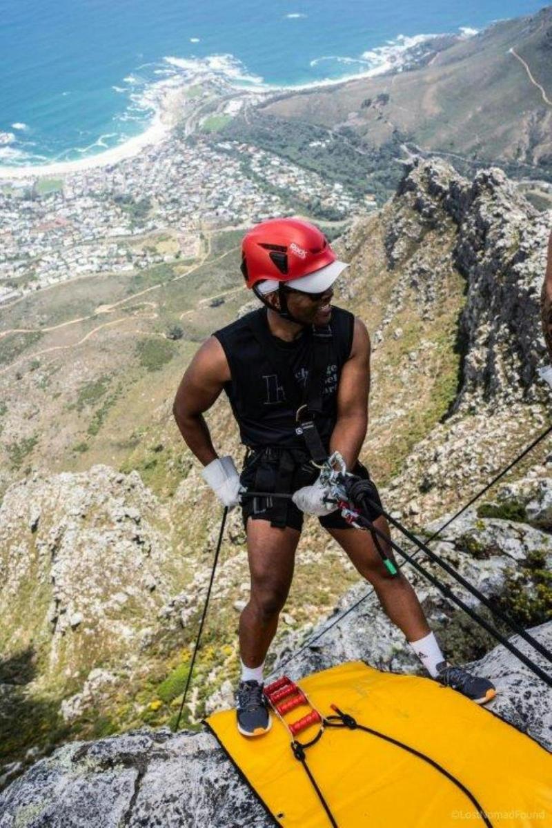 un uomo in piedi sulla cima di una montagna