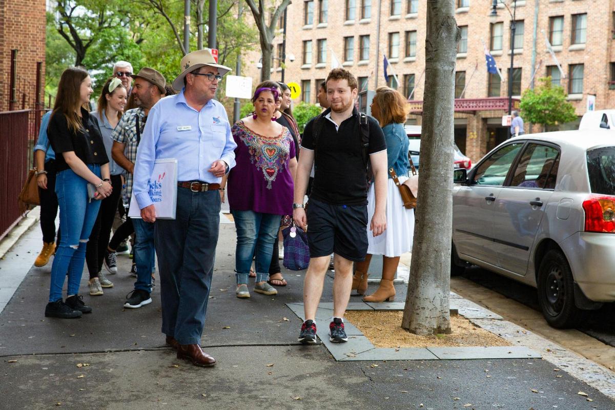 un grup de persones caminant per una vorera
