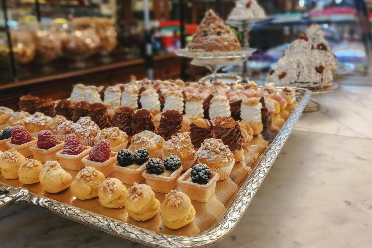 uma exposição de doces e sobremesas em uma mesa