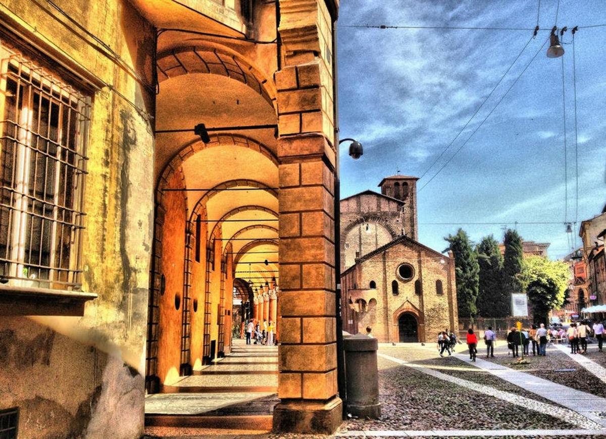 zgrada s lukom pored crkve