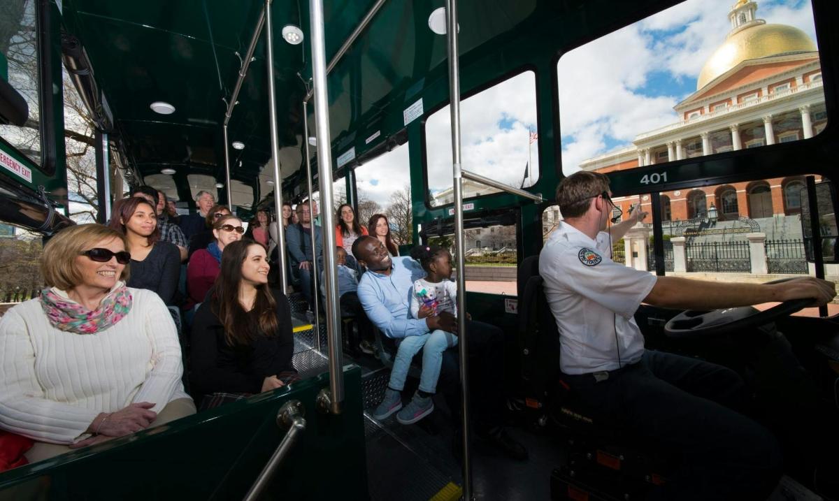 en gruppe mennesker som kjører på en buss