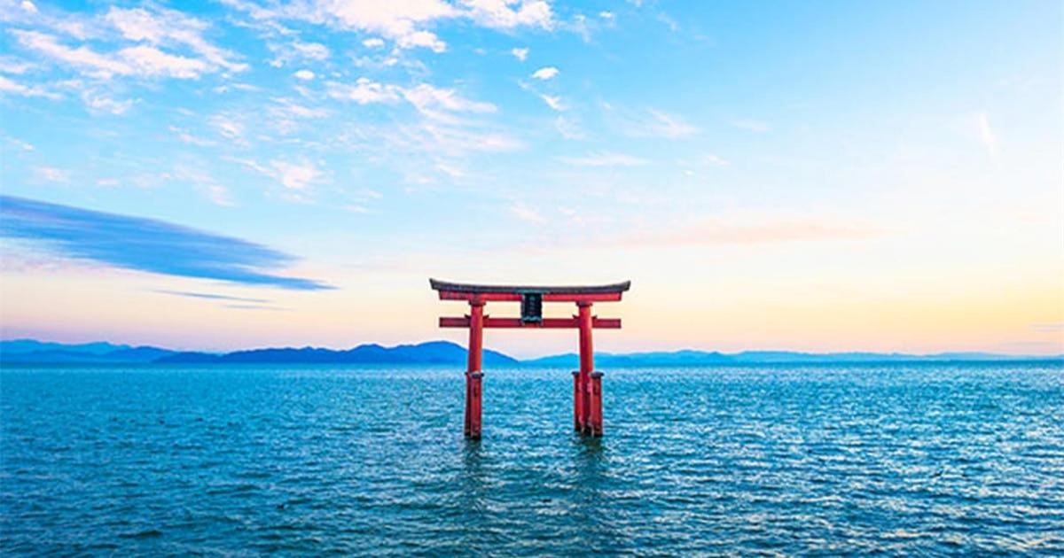 un cancello torii in mezzo all'acqua