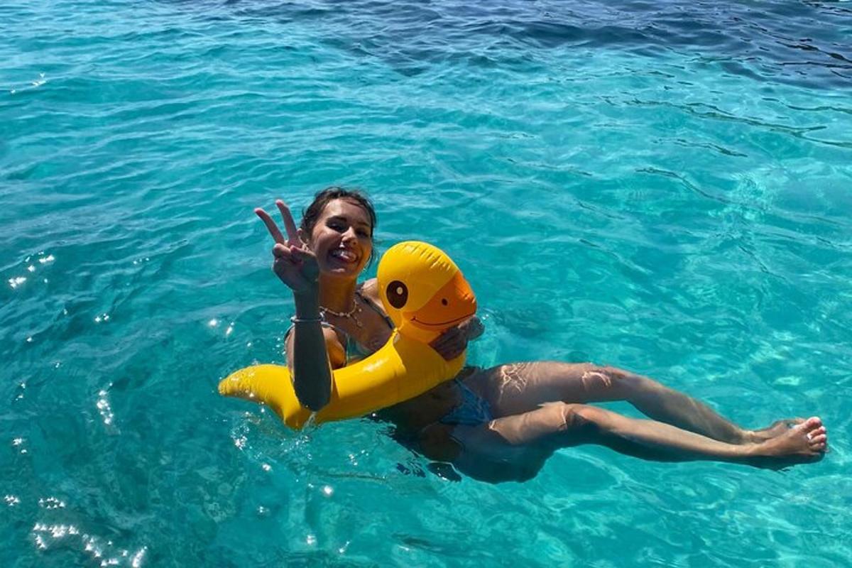 een vrouw in het water met een rubberen eend in het water